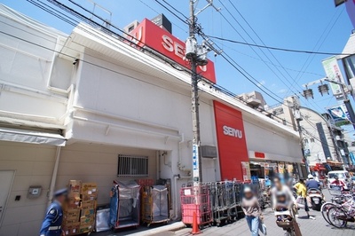 Supermarket. Seiyu Osan store up to (super) 305m