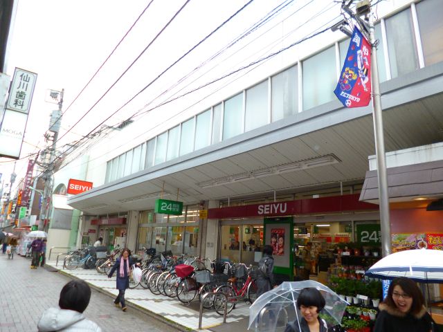 Supermarket. Seiyu to (super) 1300m