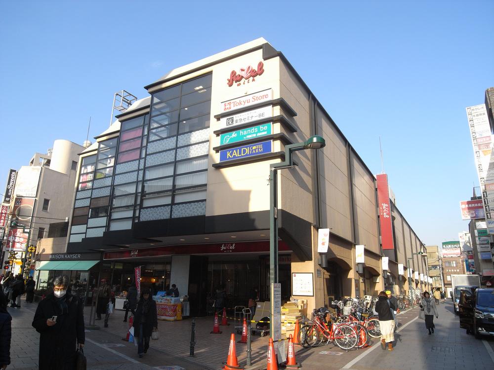 Shopping centre. 820m until Tokyu Square Garden site