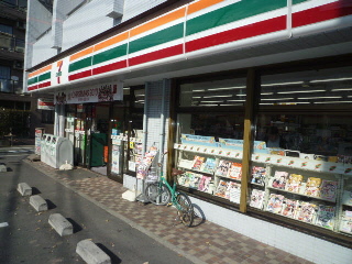 Convenience store. 450m to Seven-Eleven (convenience store)