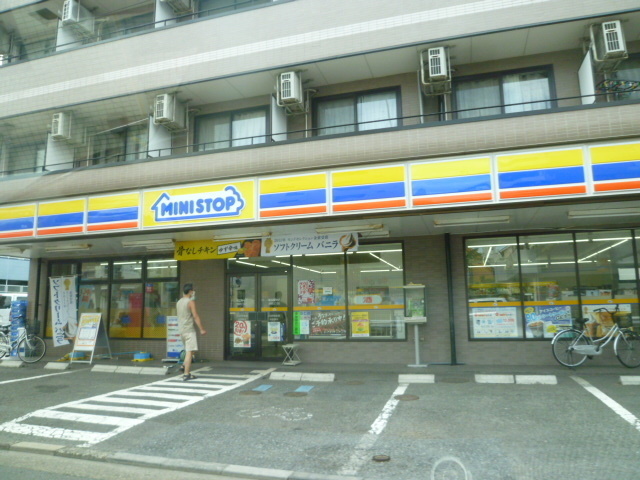 Convenience store. MINISTOP up (convenience store) 640m