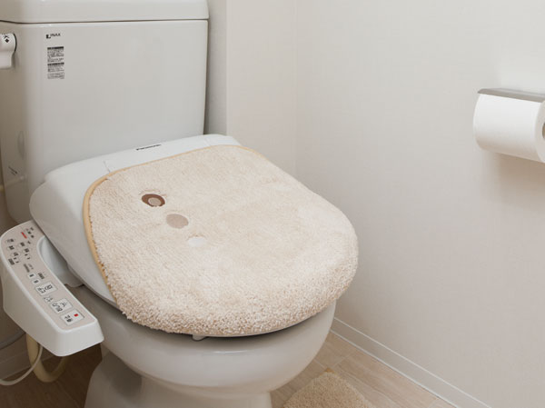 Bathing-wash room.  [Bidet function with toilet seat] Equipped with clean bidet function with a toilet seat and healthy. Because with heating toilet seat function, Cold season is also comfortable.