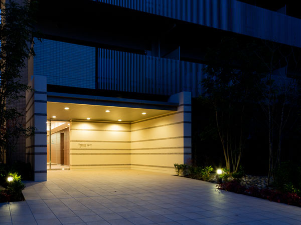 Shared facilities.  [entrance] A profound sense of entrance, It greeted bright at night.