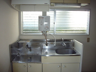 Kitchen. Easy to be ventilated with window kitchen! 