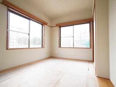 Living and room. Japanese-style room is 6 quires. .