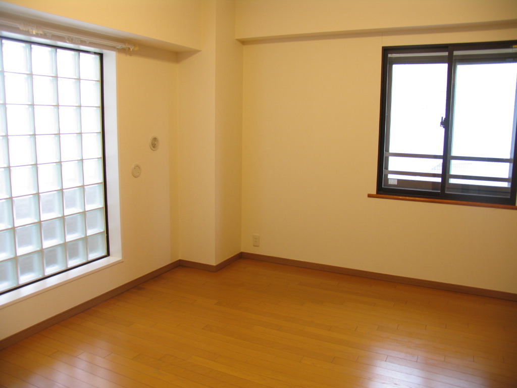 Other room space.  ■ Bright Western-style