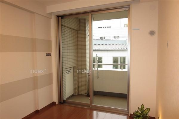 Non-living room. Western-style facing the good balcony per yang