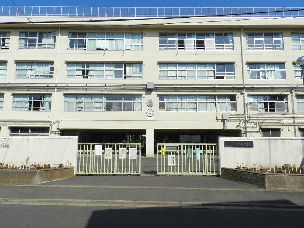 Junior high school. Kamisoshigaya 780m until junior high school