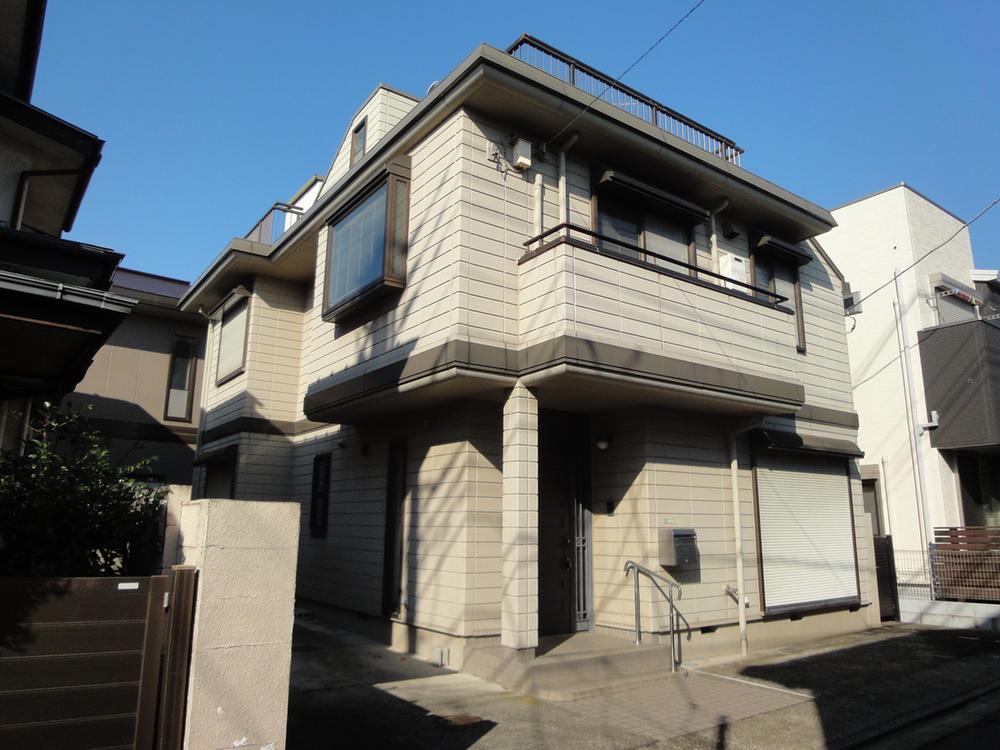 Local appearance photo. 1990 Built, Asahi Kasei to the is Beruhausu. Two car spaces in the building left. Local (11 May 2013) Shooting