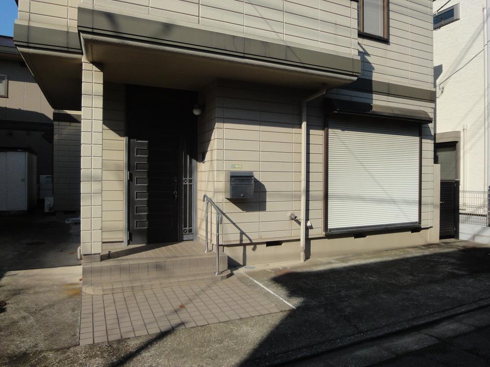 Entrance. There is one car space in front of the entrance. Local (11 May 2013) Shooting