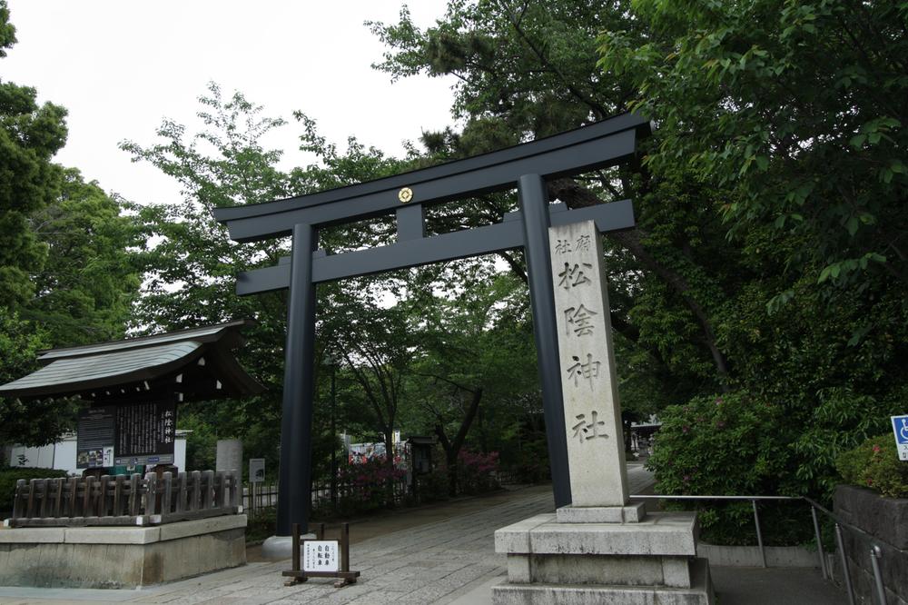 Other Environmental Photo. Shoin Shrine 980m Edo Period end thinker of the (end of the Edo period) ・ Shrine that enshrined the Shoin Yoshida is an educator. In the precincts Sakura, Zelkova, In addition to the box, You can see a large DBH of Iigiri.