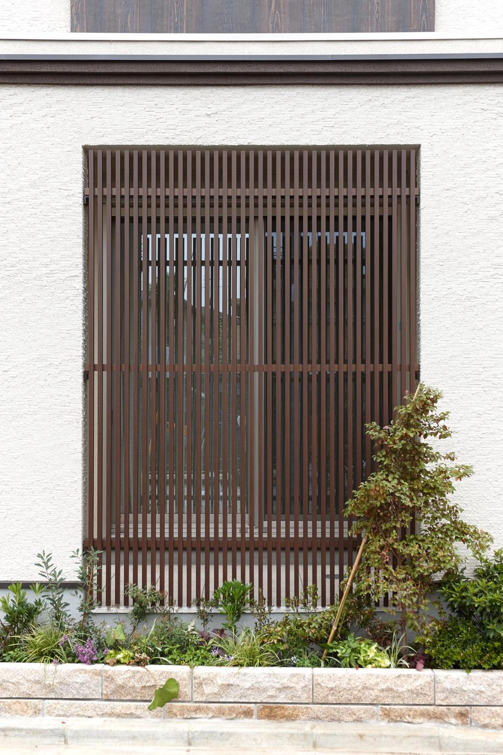 Local appearance photo. ■ It followed the history of fur third design historic Gotokuji have spun, Facade design with a motif to feel the "sum". The wife of the roof in the center of the gambrel roof has adopted a curb grid. Local (July 2013) Shooting