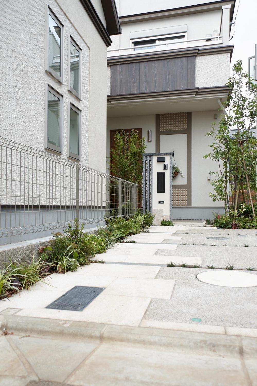 Local appearance photo. ■ Approach of approach dwelling unit to invite to its earlier, By an outer structure and green combination, Not simply as a passage, Produce a sense of depth nestled as street garden. Local (July 2013) Shooting