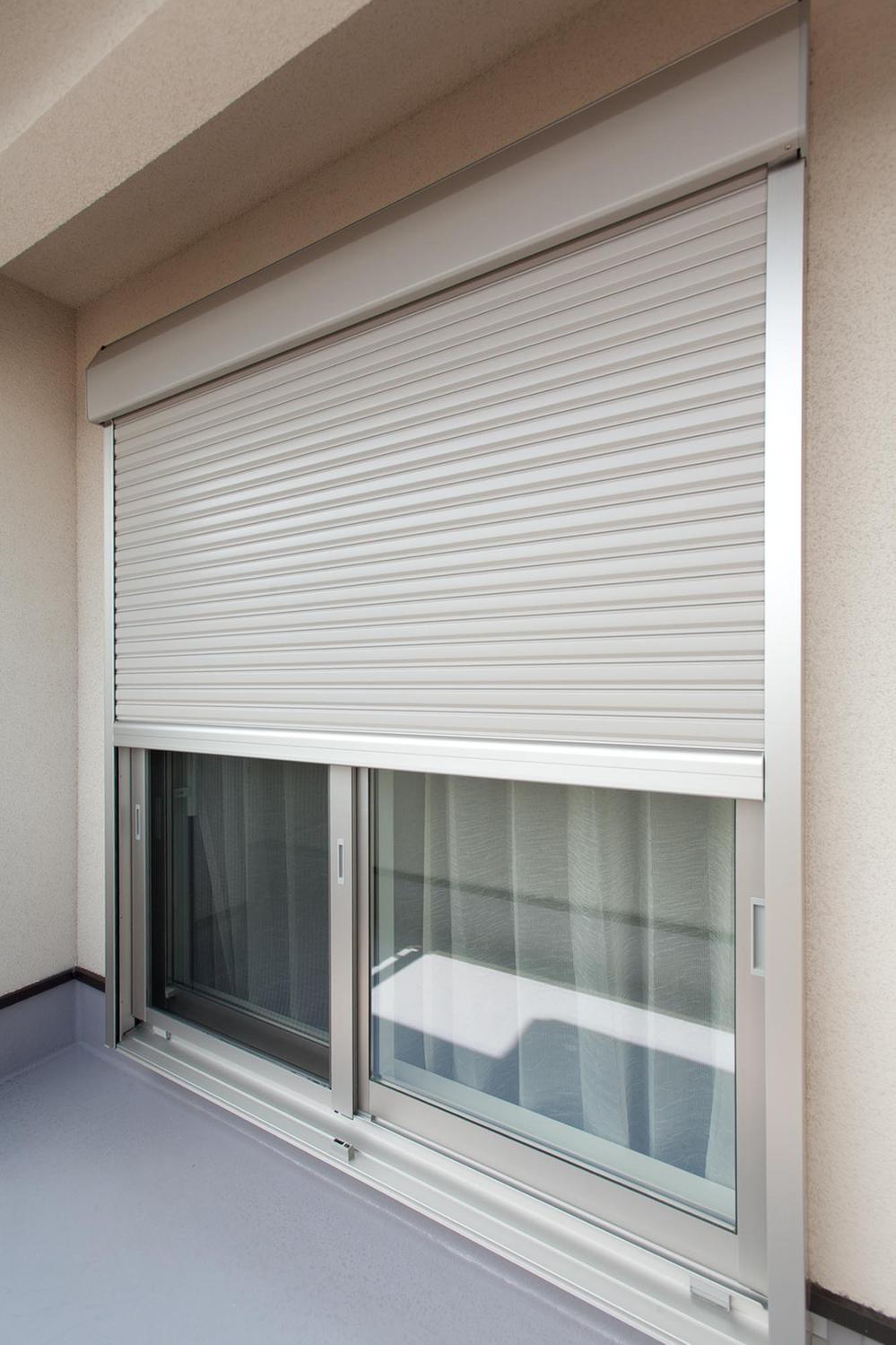Security equipment. 1st floor ・ Installing the shutter is on the second floor of the sweep-out windows and reluctance of the sliding window. Not fire only, Also enhance crime prevention and light-blocking efficiency.