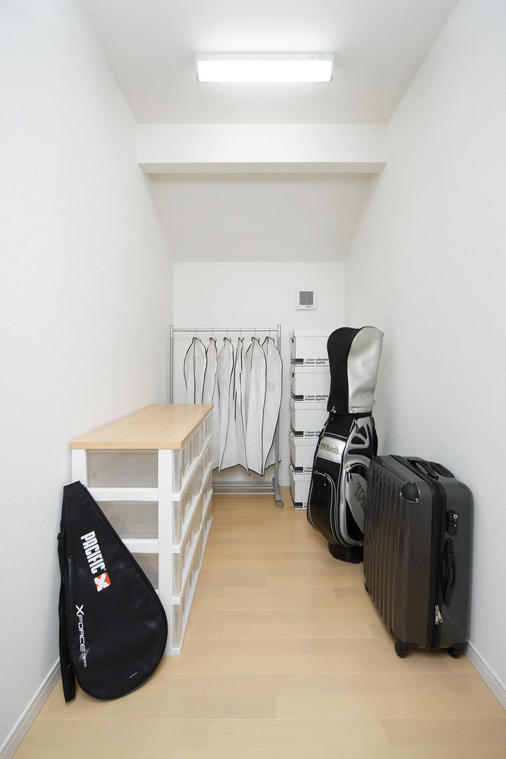Security equipment. Golf bag or carry case, Such as the season of consumer electronics, It offers a convenient space for storage of large items.