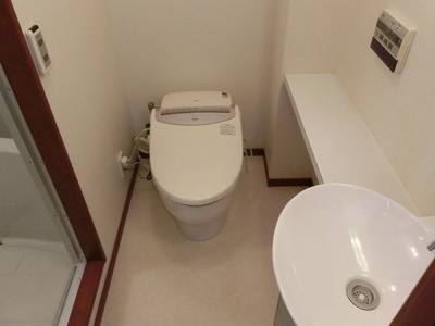 Toilet. It is the bidet toilet of automatic retractable