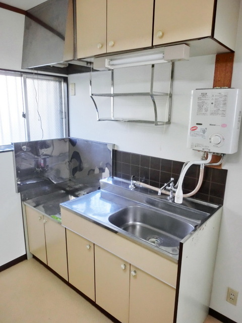 Kitchen. Because there is a window in the kitchen side is a ventilation is easy to ・ Place the gas stove