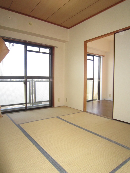 Living and room. Room: Japanese-style room 6 quires