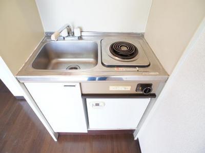 Kitchen. Ideal for those living alone! Bite stove ・ With mini fridge ☆