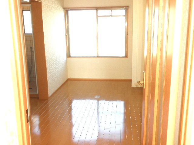 Other room space.  ■ Spacious room