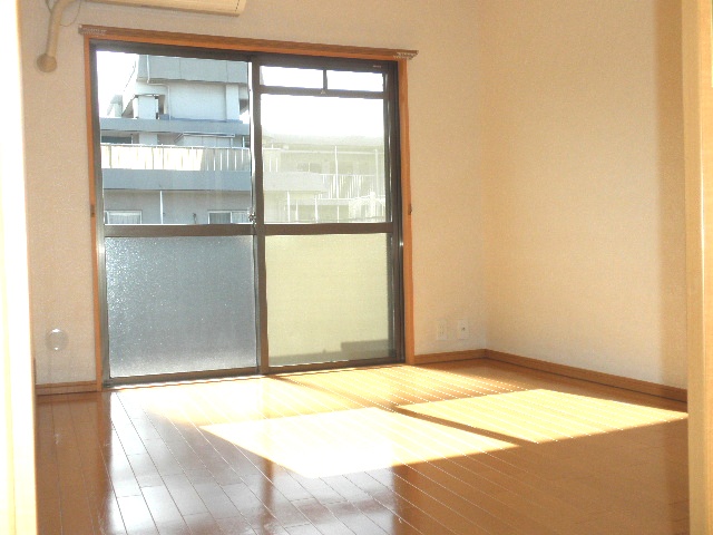 Other room space.  ■ A bright room