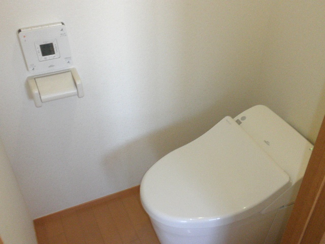 Toilet.  ■ Tankless toilet