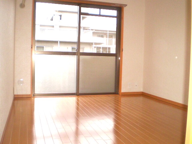 Other room space.  ■ South-facing bright room