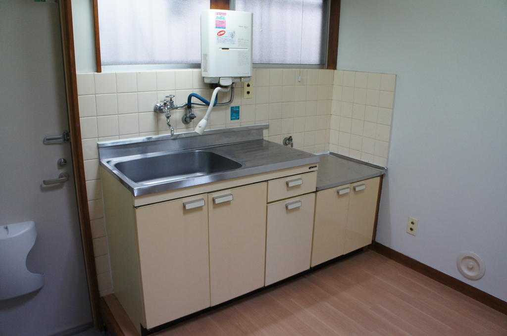 Kitchen. Two-burner gas stove can be installed ☆