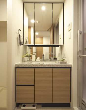 Bathing-wash room.  [Three-sided mirror back storage] Installing a mirror back storage of storage capacity a lot is in the back of the three-sided mirror. It is very convenient to amenities such as cosmetic storage.
