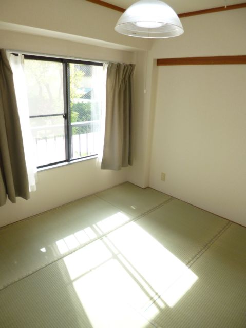 Living and room. It will be healed in a Japanese-style room.