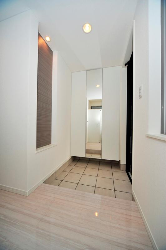 Other Equipment. Equipped with a large shoe-in closet, It has become a spacious entrance.