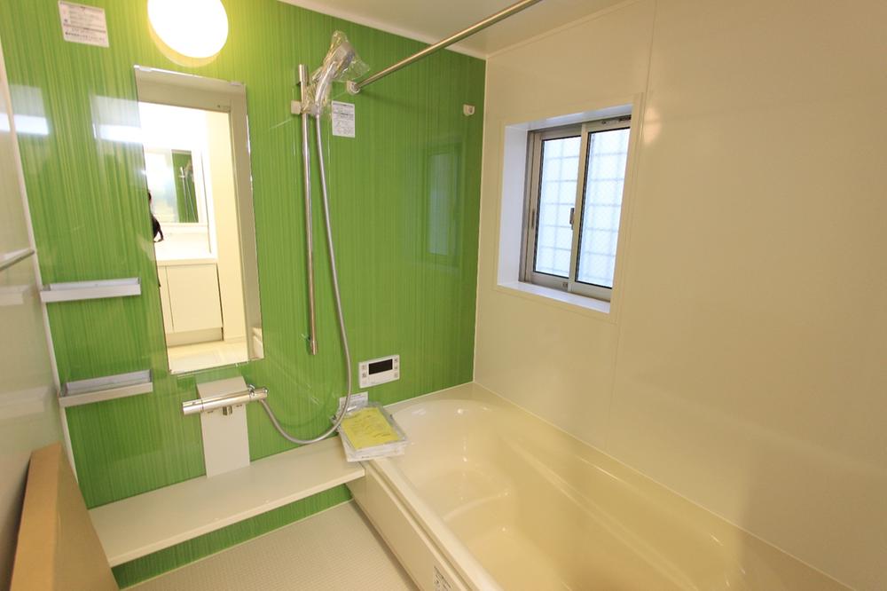 Bathroom. Unit bus vivid green color flourish