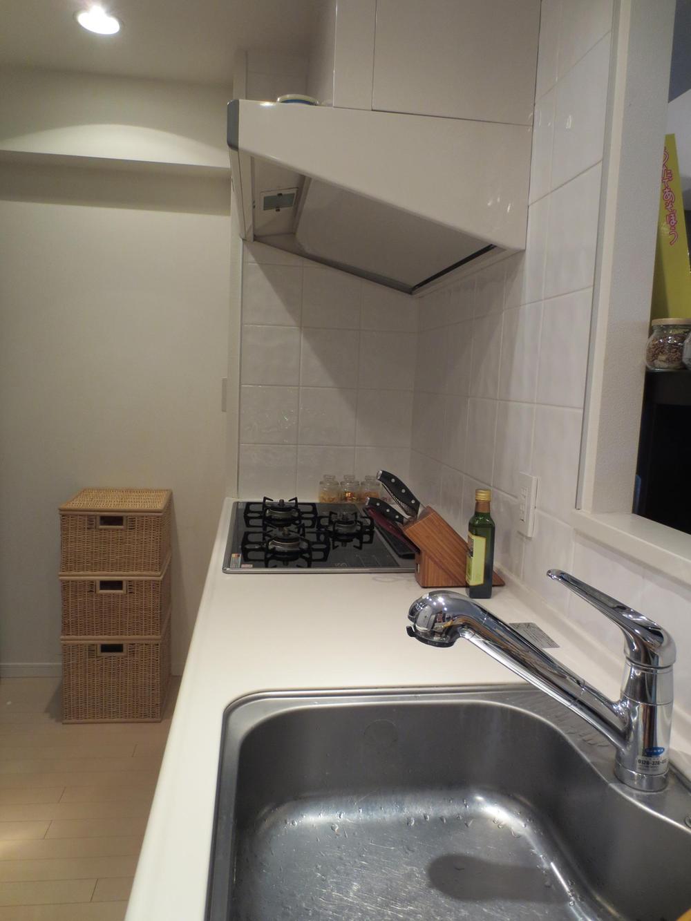 Kitchen. 800mm wide width sink