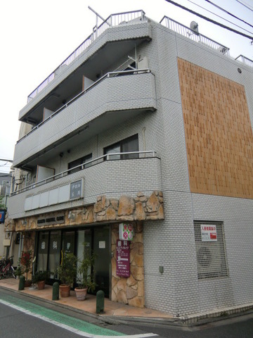 Building appearance. The first floor is a dental clinic.