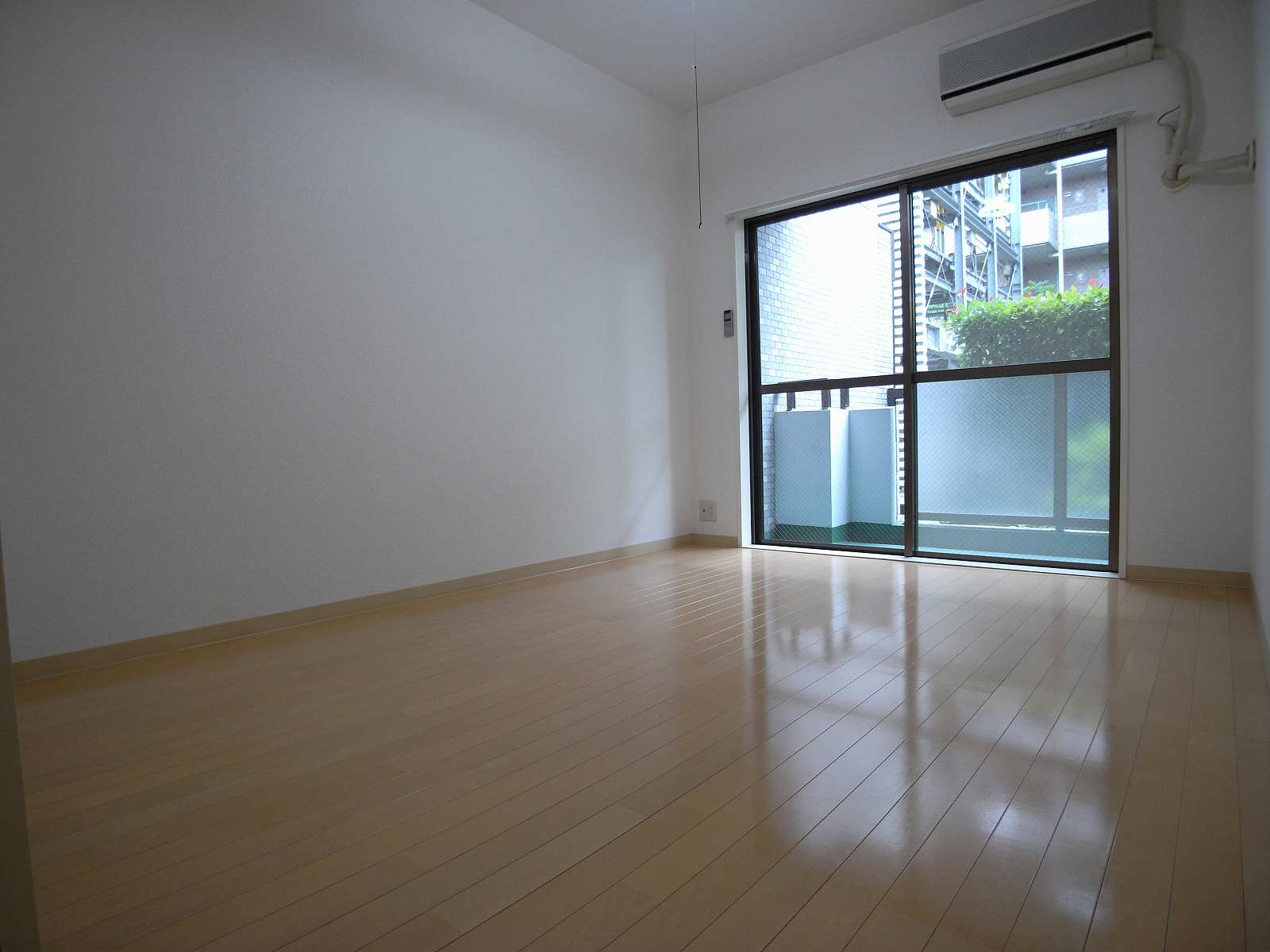 Other room space. The south side of the Western-style is also bright and clean rooms