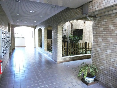 lobby. This apartment in the entrance lobby