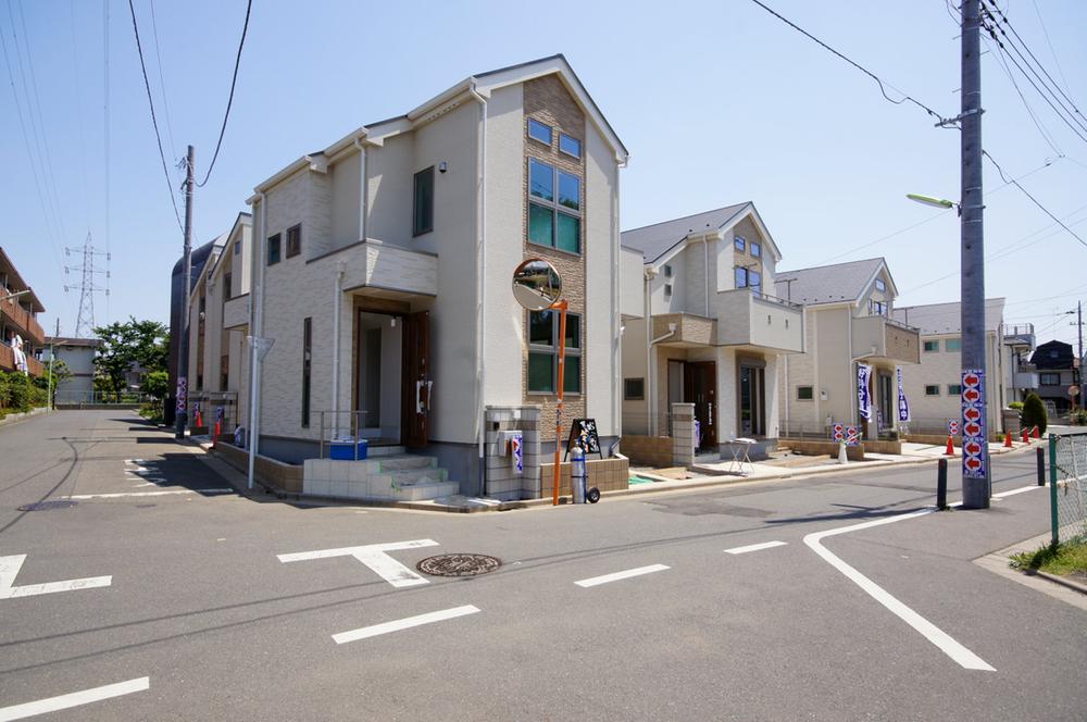 Local photos, including front road. Keio Line "Osan Chitose" station a 15-minute walk, It is newly built subdivision of all 10 buildings. Station in the express station is crowded, Bus service is also a place that is easy life is rich to the Kichijoji Station.