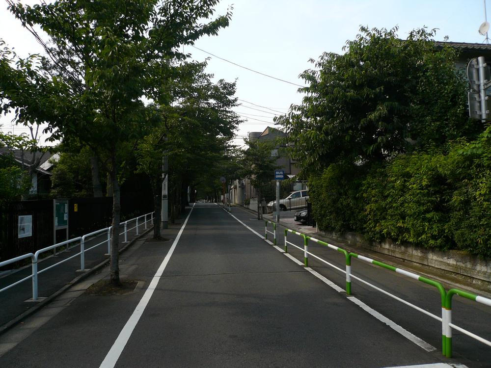 Streets around. 100m surrounding environment to the periphery of the city skyline