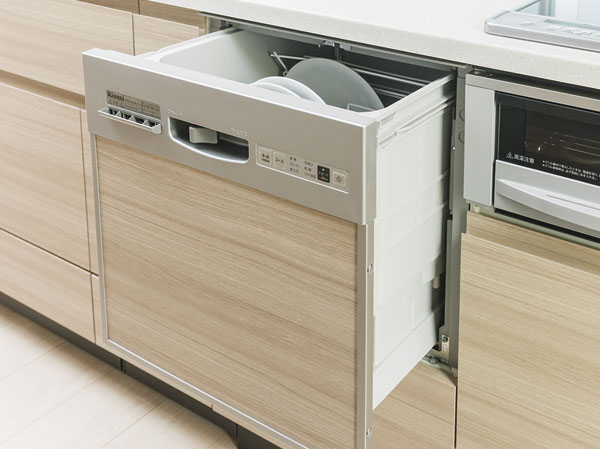 Kitchen.  [Built-in dishwasher dryer] Also wash once a large amount of tableware, Fully automatic to dryness. This beautifully built-in system kitchen.