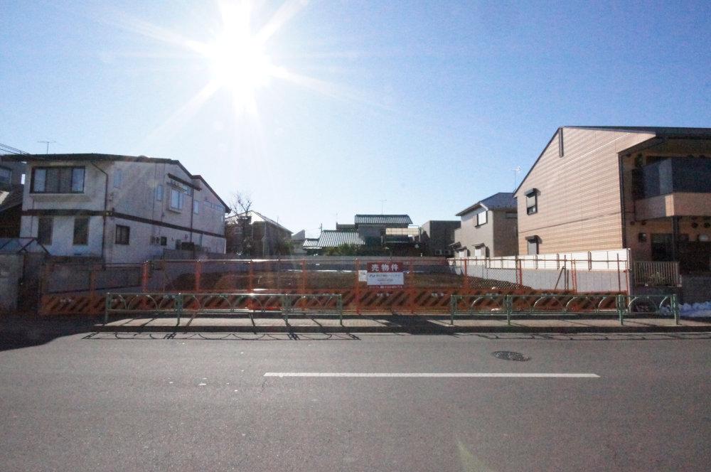 Local photos, including front road. Kamisoshigaya is the introduction of the 1-chome conditional sales locations. Parking is also Easy to face the public roads of the entire surface of the road about 11m. Is the spacious grounds of also 33 square meters more than the land area. 