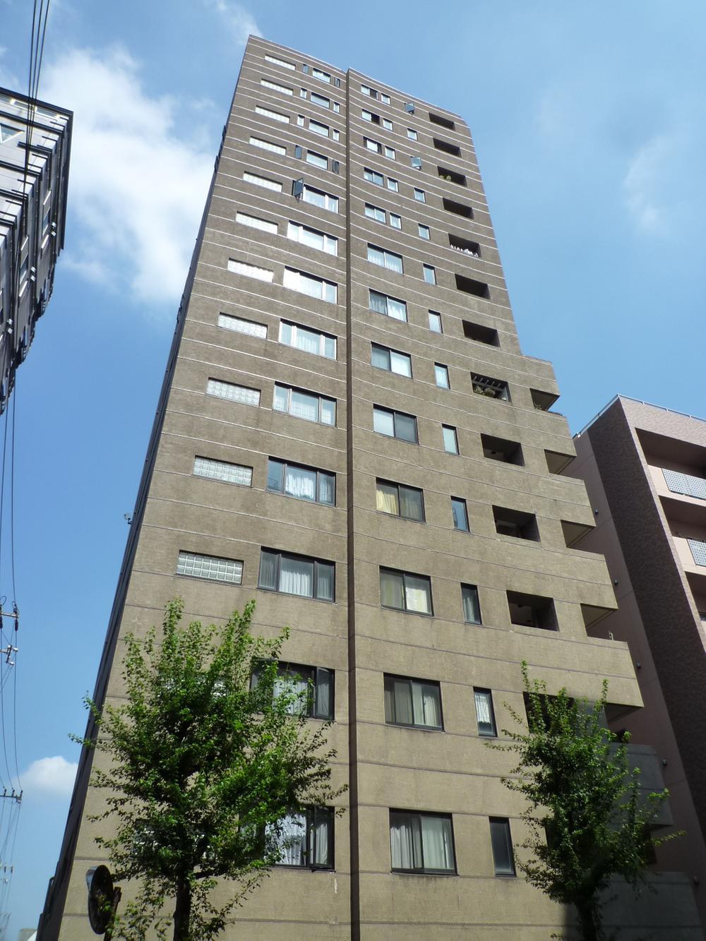 Local appearance photo. It is south-facing residential units facing the Setagaya Street. (September 2013) Shooting