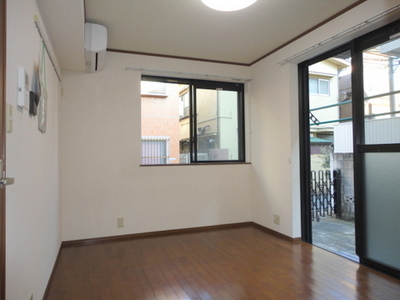 Living and room. Corner room ・ There is a window on two sides