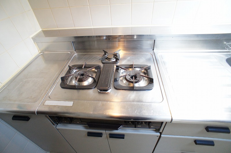 Kitchen. There is a happy 3-neck gas stove! 