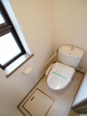 Toilet. Because there is a small window, You clean keep ☆ 