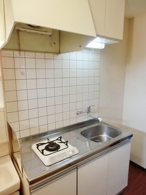 Kitchen. There is also a ceiling storage ・ It is a gas stove in the kitchen