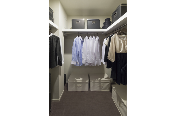 Walk-in closet of a large capacity