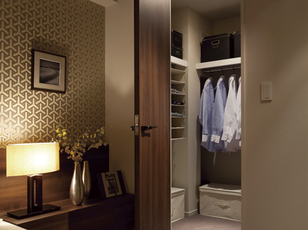Interior.  [All houses walk-in closet] A walk-in closet that can be also housed a large luggage such as suitcases or golf bags were provided in a Western-style (1) of all households.