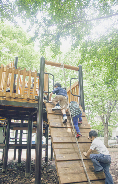Installation also fun playground equipment in the park. Also Hashirimaware in delight healthy children