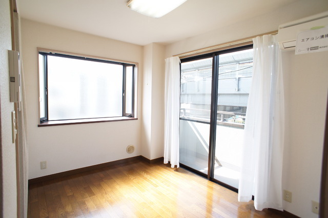 Living and room. Because the two-sided lighting is bright rooms ☆ Purchasing a 2-minute walk to the supermarket