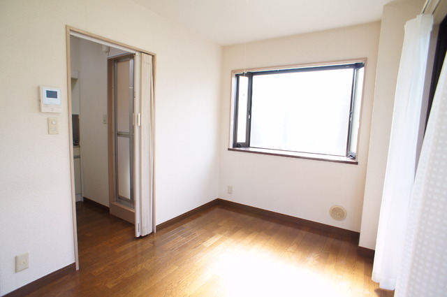 Living and room. It is a comfortable apartment large bay windows is happy in all rooms Corner Room